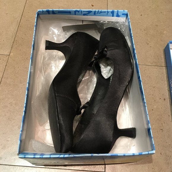 Really cute black satin pumps shoes - Size 8.5 - Picture 5 of 5